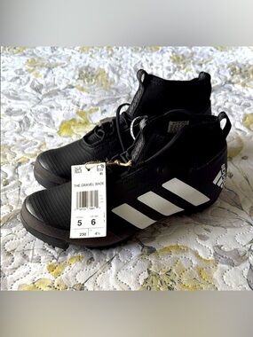 Adidas bicycle shoes unisex.new without box